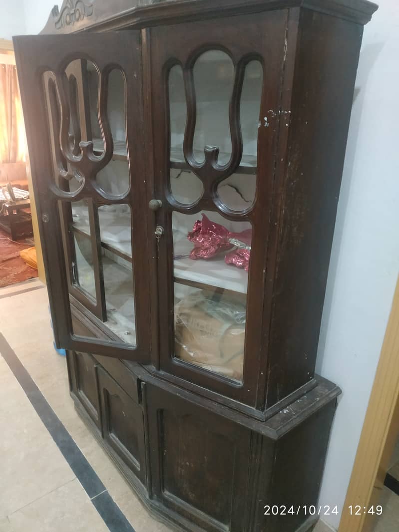 Wooden showcase with divider 1