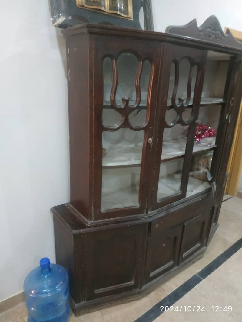 Wooden showcase with divider 2