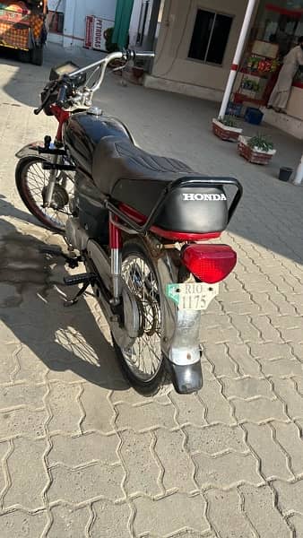 Honda CD72 2011 modal ha or rawalpindi num Laga Huwa ha 2