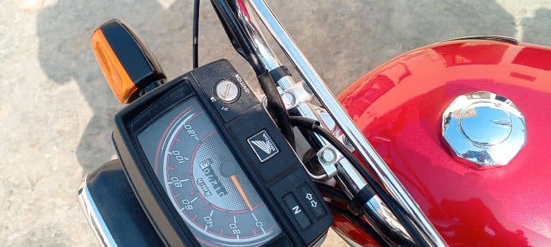 Honda 70 new condition 1100 km chali ha 1