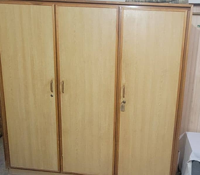 Wooden 3doors wardrobe 0