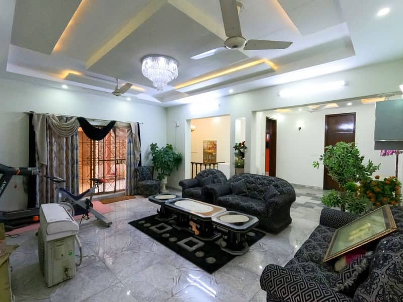 Highly-Desirable House Available In Samanabad For sale 26