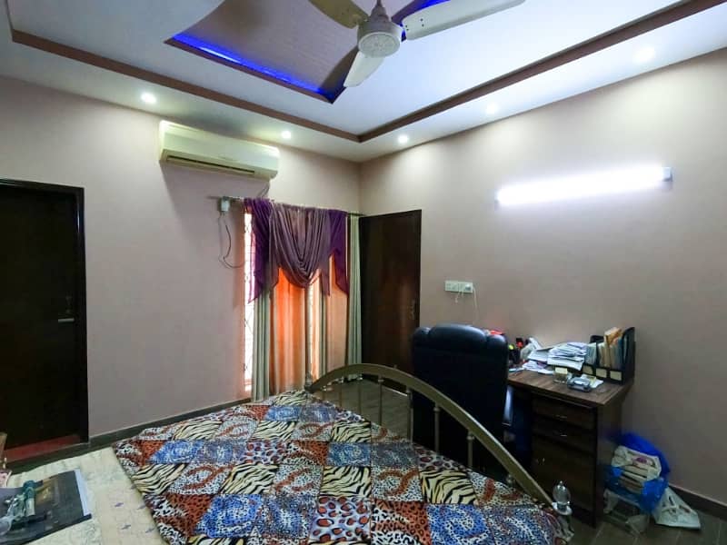 Highly-Desirable House Available In Samanabad For sale 27