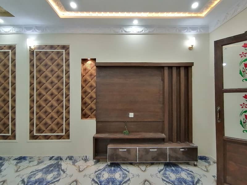 Unoccupied House Of 6 Marla Is Available For Sale In Islamia Park 9