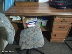 computer table and chair