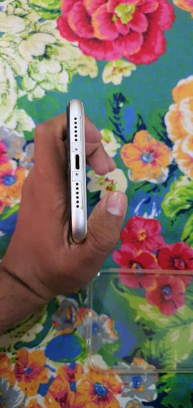 iphone 11 jv 64 gb white colour in a reliable price 3