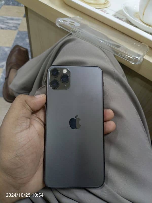 i phone.  11pro max 256 gb all okay no open LLa model dubai  se hai 1