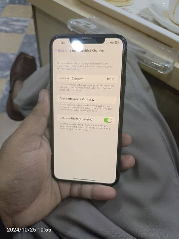 i phone.  11pro max 256 gb all okay no open LLa model dubai  se hai 3