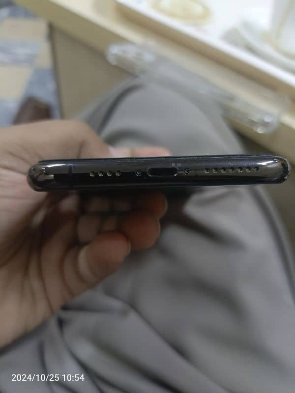 i phone.  11pro max 256 gb all okay no open LLa model dubai  se hai 6