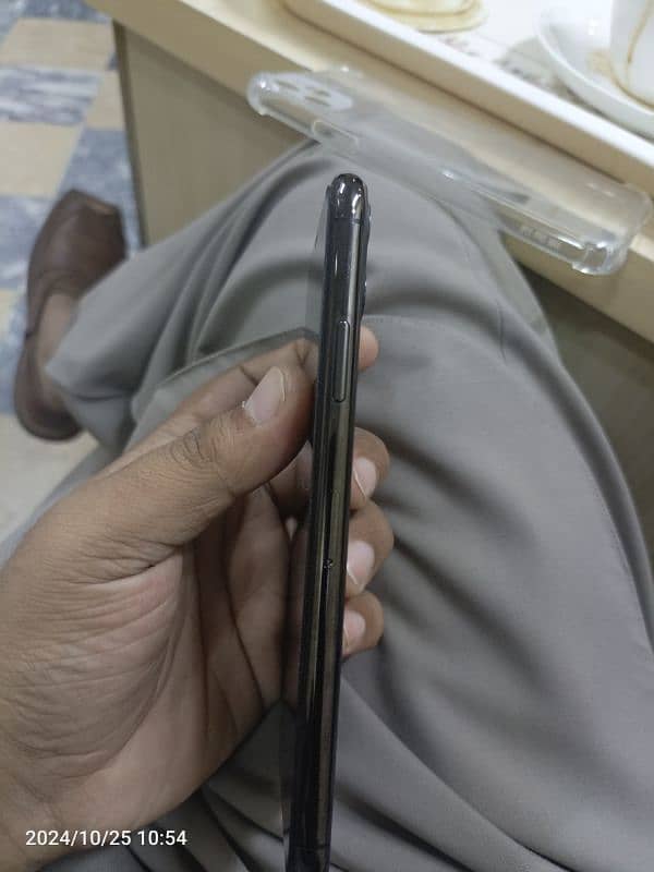 i phone.  11pro max 256 gb all okay no open LLa model dubai  se hai 7