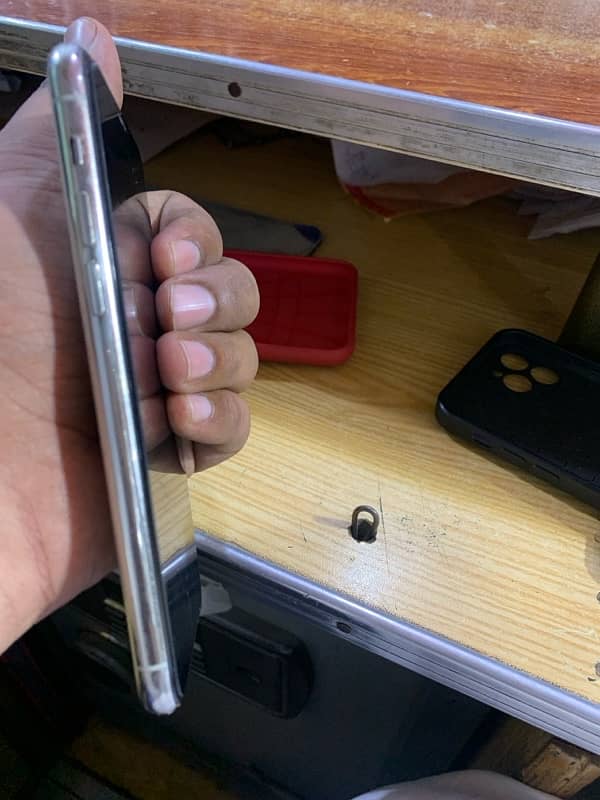 iPhone 11 pro 256 gb pta approved white colour 4