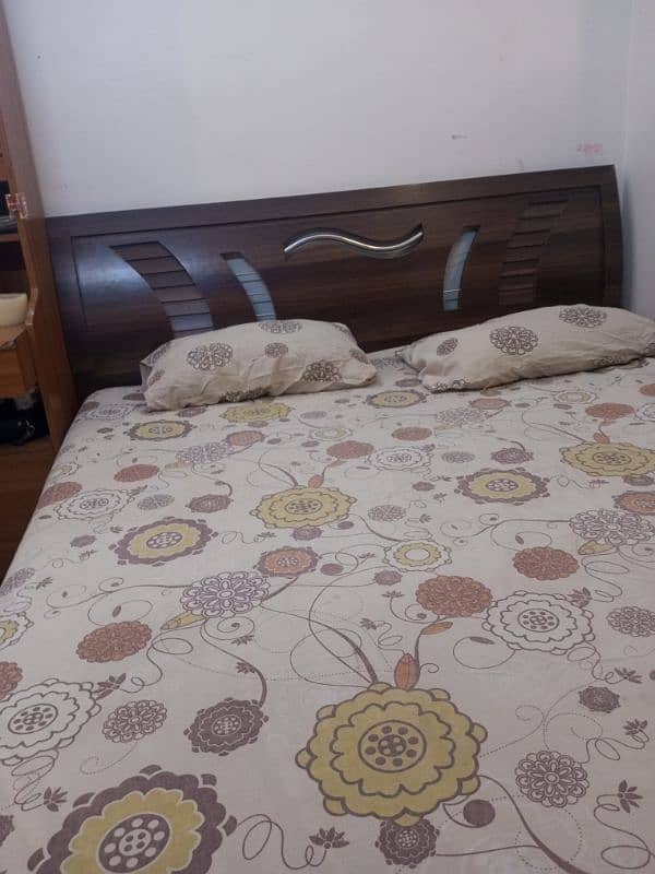 king bed in excellent condition with mattress 2