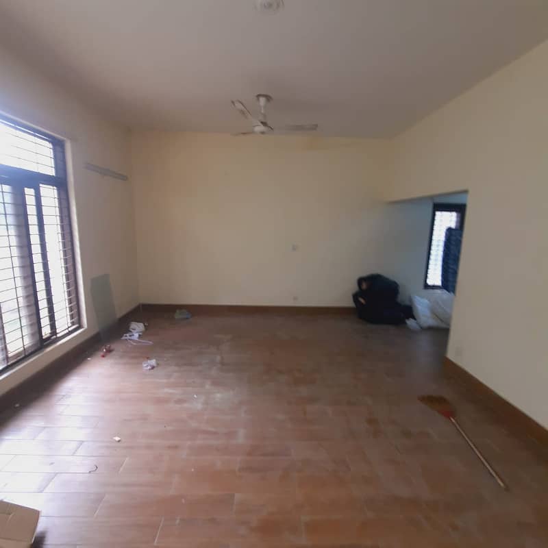 1 Kanal House Lower Portion 3Beds Tv Lounge Drawing Room Dining Room Store Servant Quarter Kitchen in DHA Phase 2 7