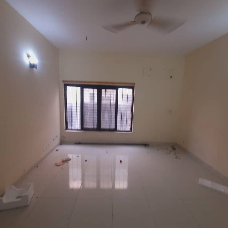 1 Kanal House Lower Portion 3Beds Tv Lounge Drawing Room Dining Room Store Servant Quarter Kitchen in DHA Phase 2 16