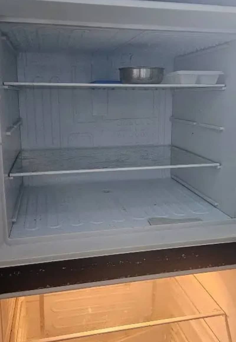 Dawlance medium size fridge 4