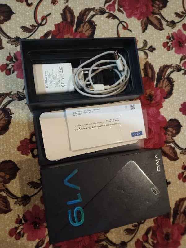 Vivo v19 8,128 complete samna Hai condition 10/6 koi masla Nahi Hai 4