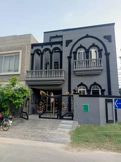 Bahriya nasheman 5 Marla most beautiful house available for sale prime location near tooo park and masjid. . 0