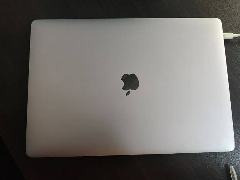 urgent selling Apple MacBook pro 2016 15" display 0