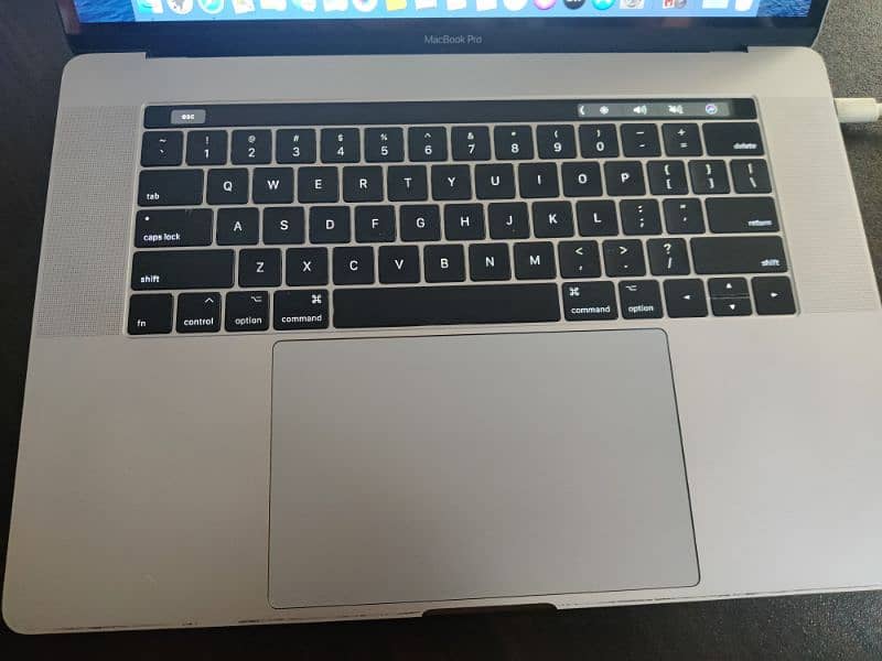 urgent selling Apple MacBook pro 2016 15" display 2