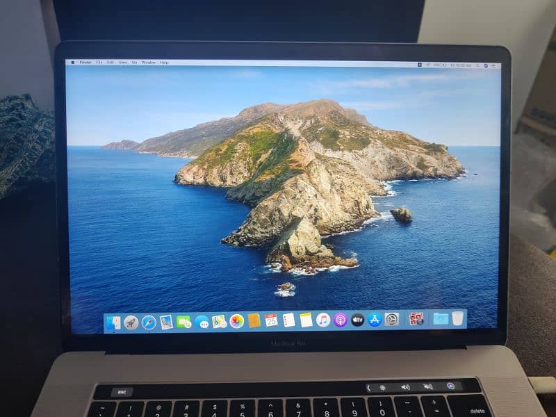 urgent selling Apple MacBook pro 2016 15" display 3