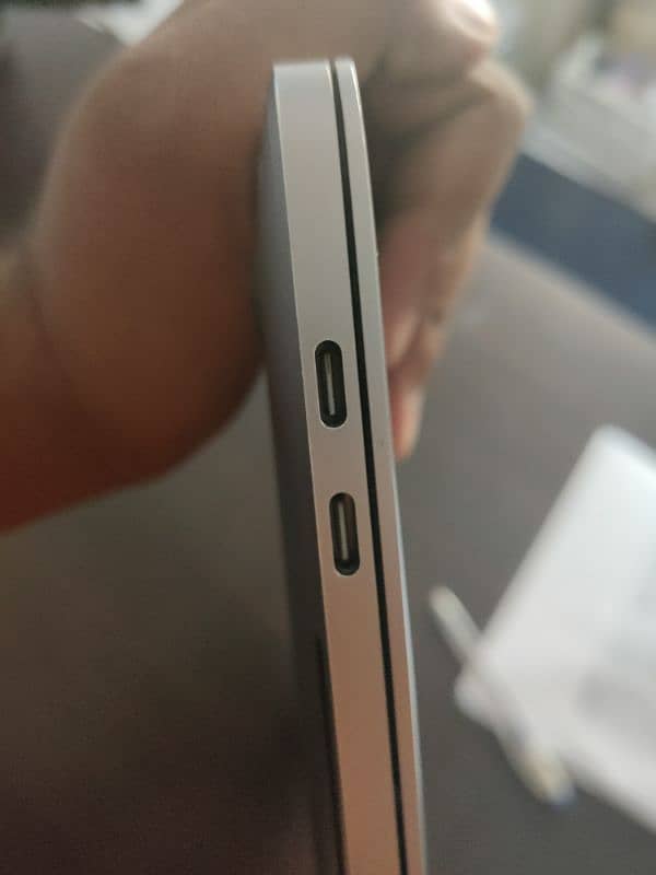 urgent selling Apple MacBook pro 2016 15" display 4