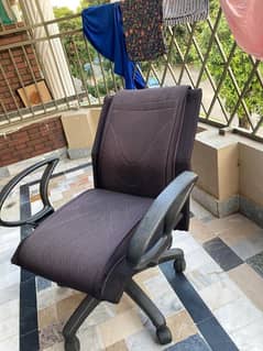 Beautiful Revolving Chair for Sale in I-8/4 Islamabad.