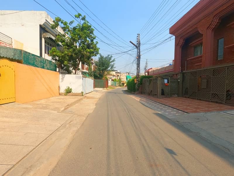 A Stunning House Is Up For Grabs In Allama Iqbal Town - Mehran Block Lahore 25