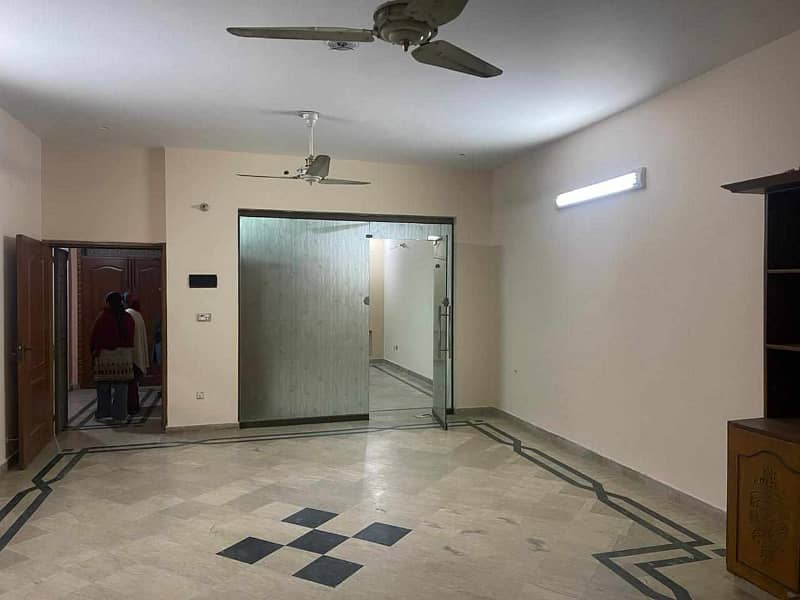 gulberg 1 kanal building for rent for office call center software house school collage or company setup very good location 5