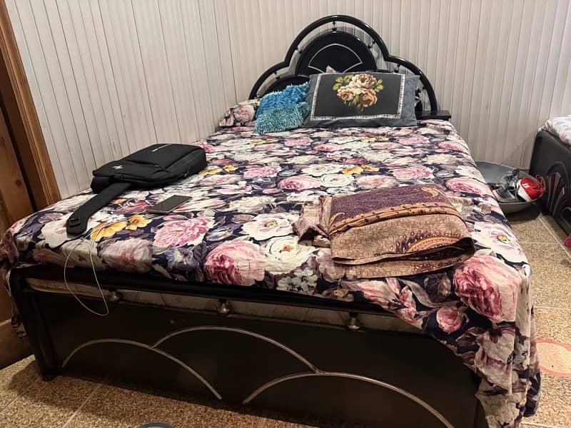 excellent condition beds and dressing 1