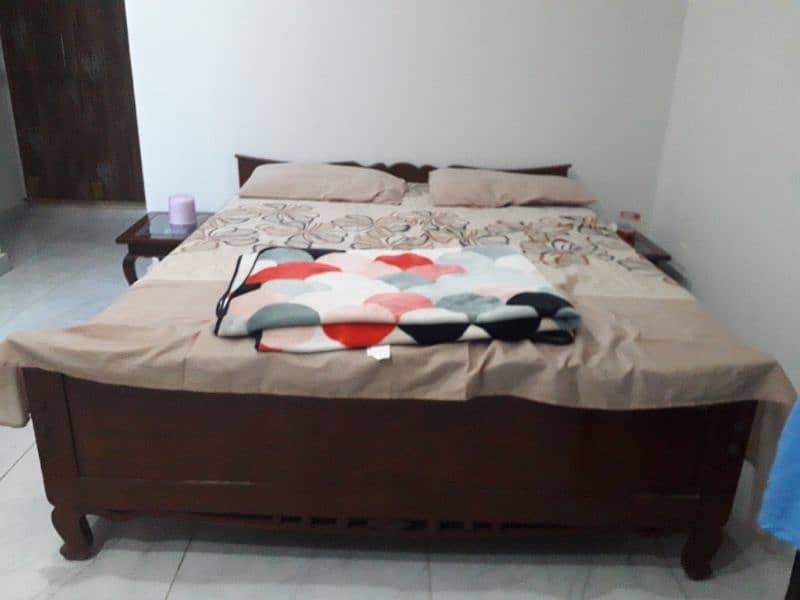 Queen bed in pure Sheesham wood in best condition 0