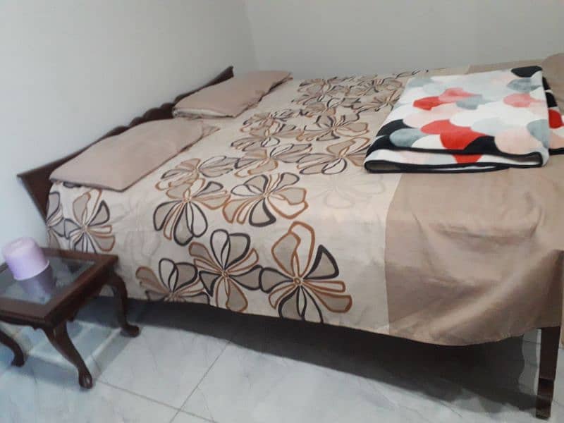 Queen bed in pure Sheesham wood in best condition 2