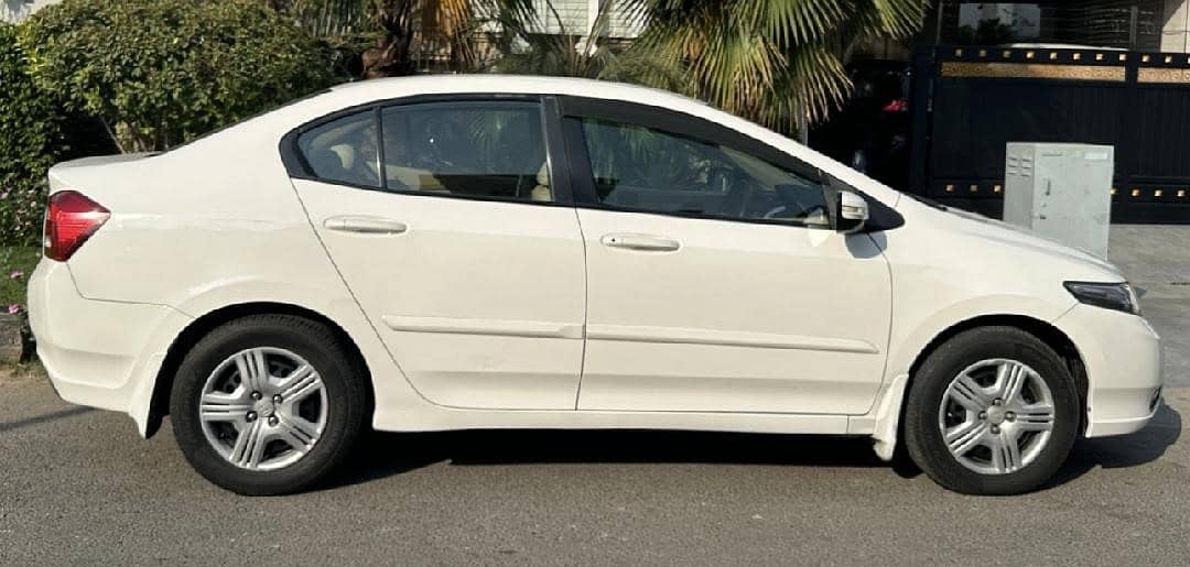 Honda City IVTEC 2019 with 2020 number plate 2