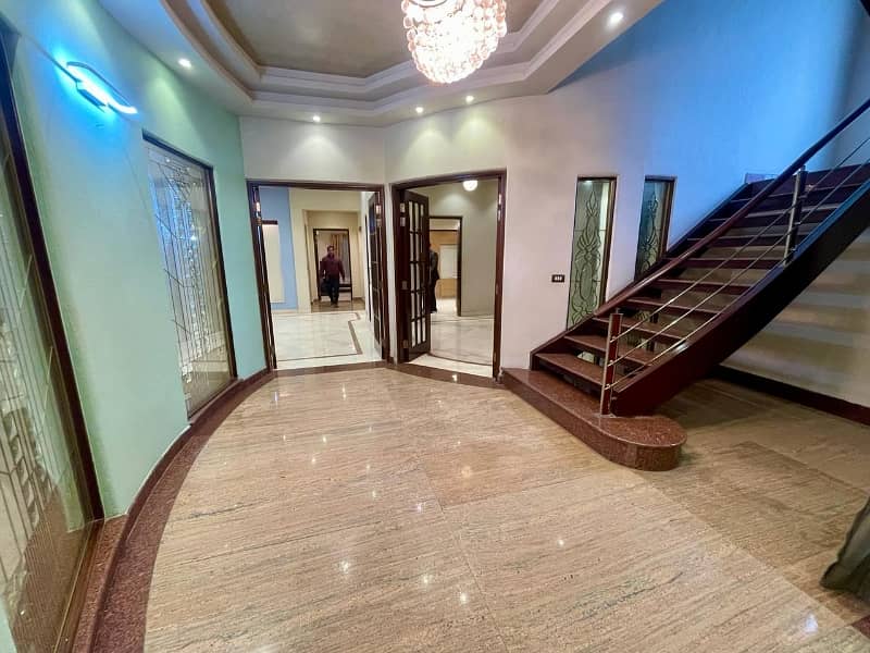 1 Kanal Stylish Bungalow Available For Sale 3