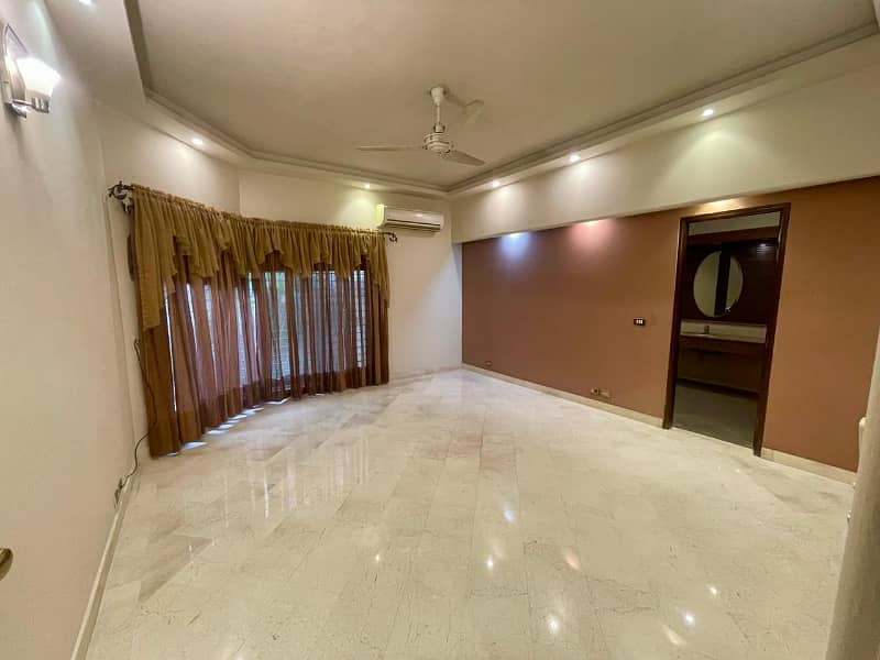 1 Kanal Stylish Bungalow Available For Sale 12