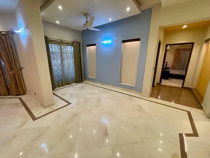 1 Kanal Stylish Bungalow Available For Sale 17