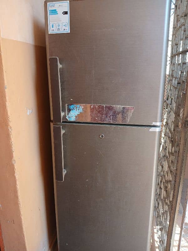 GREE fridge 2 doors in good condition 3