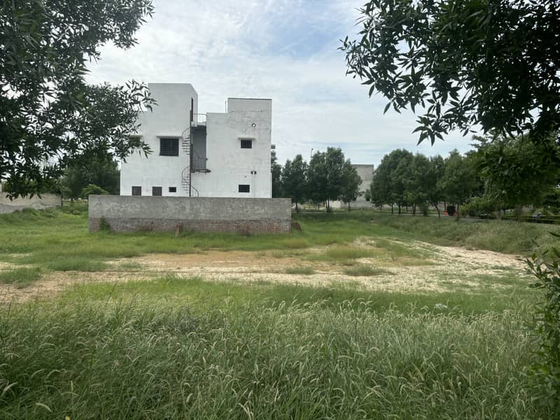 DHA RAHBAR 8 MARLA FACING PARK PLOT IS AVAILABLE FOR SALE 2