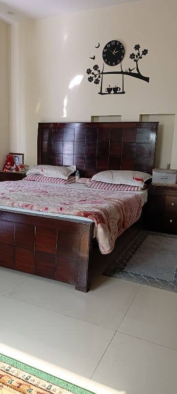 bed set with 2 side tables and no mattres 4