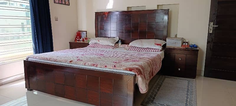 bed set with 2 side tables and no mattres 5