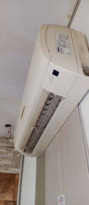 sanyo ac 1 ton all ok  janiun heat and cool ac non invter 2