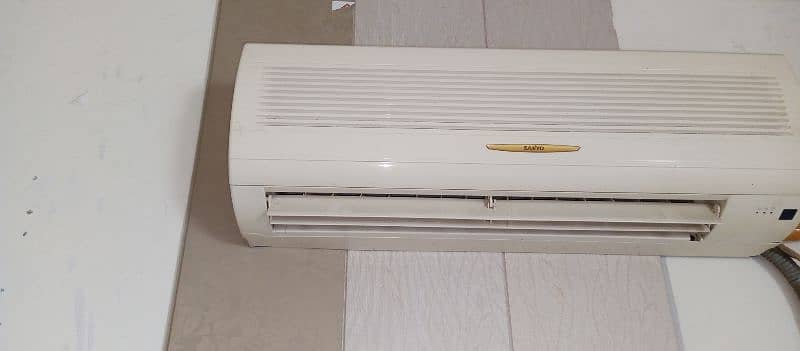 sanyo ac 1 ton all ok  janiun heat and cool ac non invter 3