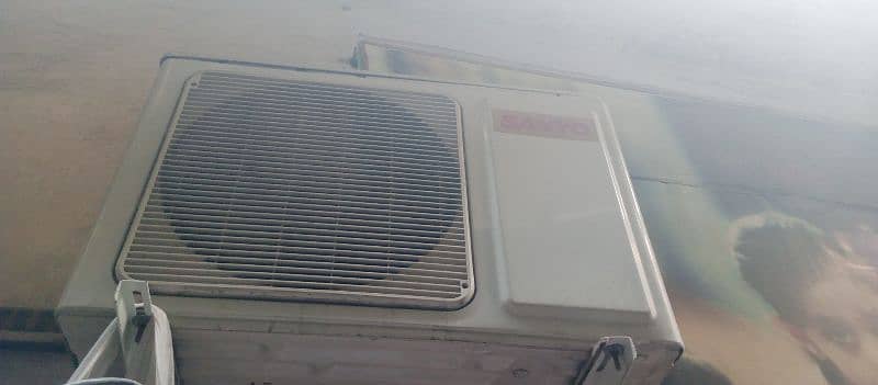 sanyo ac 1 ton all ok  janiun heat and cool ac non invter 8