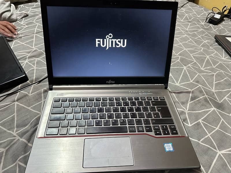 hp -fitjusu lifebook E746 HD Display 8gb Ram 128gb ssd 2