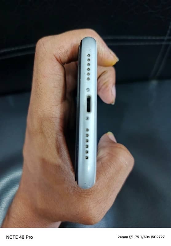 Iphone Xr White Colour Jv sim time available best condition All Okay 3