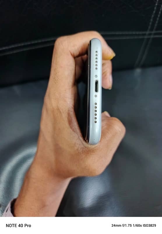 Iphone Xr White Colour Jv sim time available best condition All Okay 4