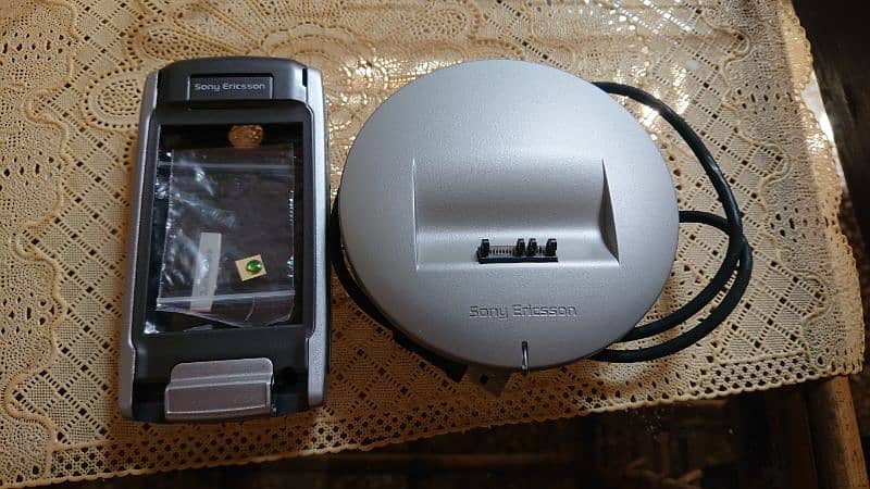 Sony Ericsson P910i Casing, Charger 0