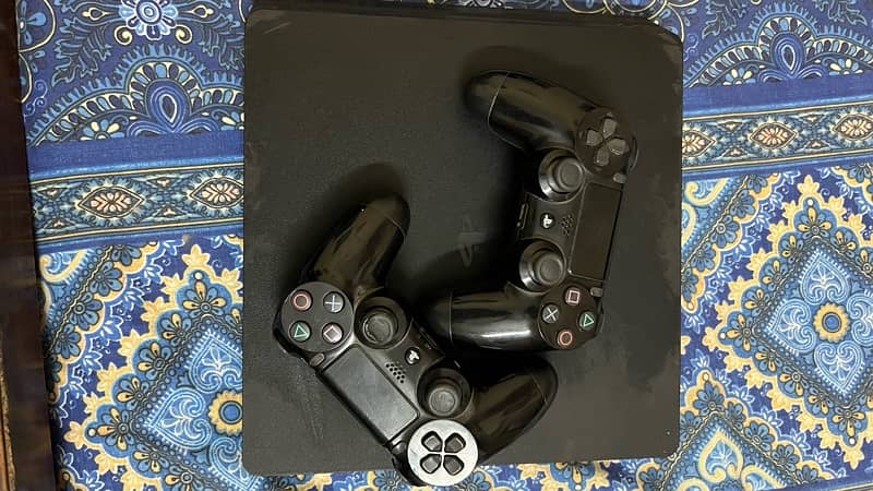 Ps4 Slim 500Gb with 2 original controllers 0