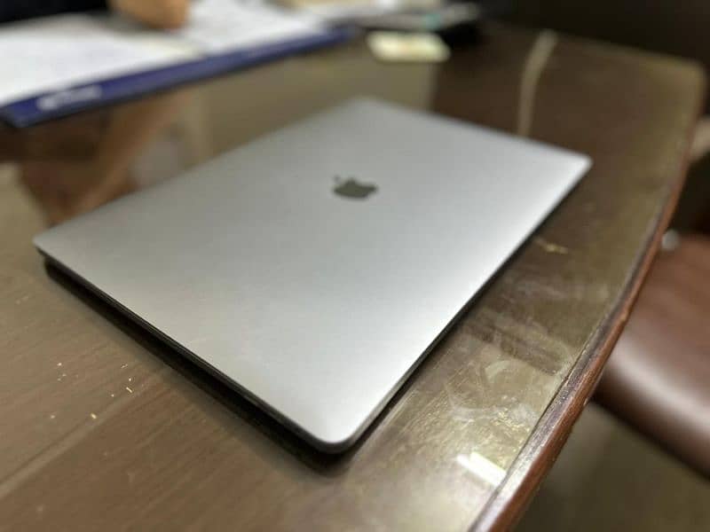 Apple Mac book pro core i9 2019 0