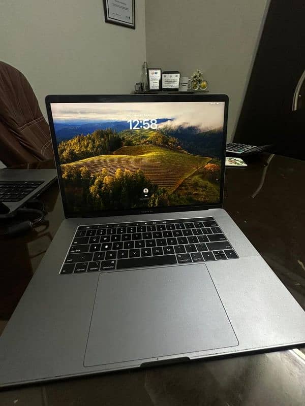 Apple Mac book pro core i9 2019 2