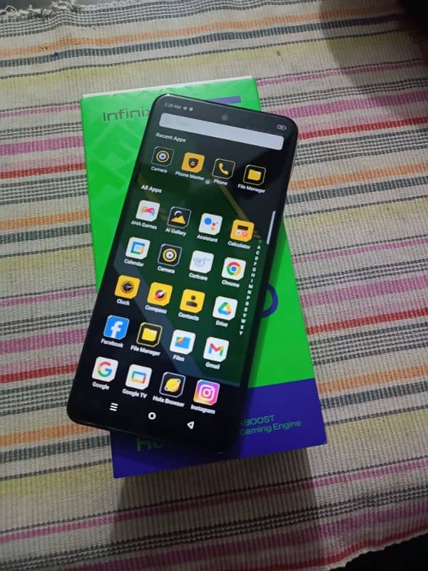 Infinix Hot 40 8 256 GB for sale ha 9 maa ke warranty ha 1